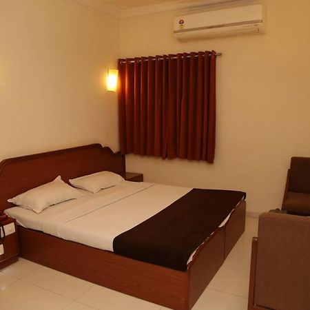 Golden Plaza Hotell Ahmedabad Exteriör bild